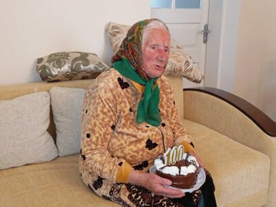 “Не було що їсти, але я співала”: столітня ювілярка поділилася секретами життя
