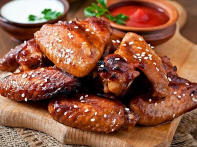 Смачно, як у кафе: 7 рецептів курячих крилець, які підкорять родину