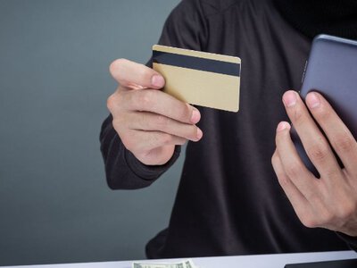 Шахраї придумали 5 схем крадіжки грошей із карток: як не попастися