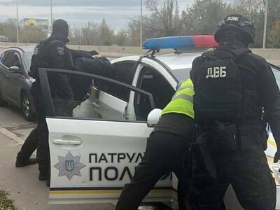 Примусили чоловіка роздягнутися на вулиці: шокуючий вчинок патрульної поліції