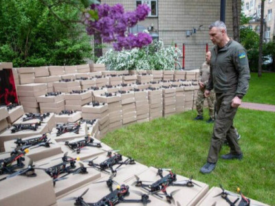 Віталій Кличко передав від громади Києва 72 бригаді 900 дронів, модифікованих під потреби підрозділу