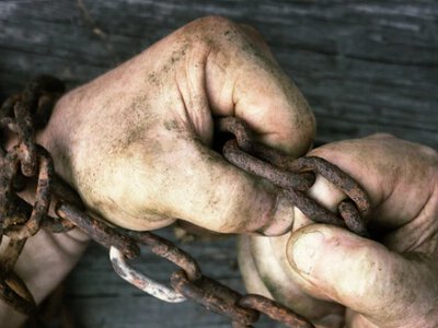 Шокуючий злочин на Закарпатті: чоловік понад 10 днів тримав дружину на ланцюгу