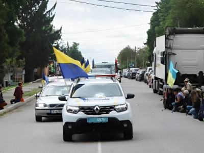 Навколішки зустрічали траурний кортеж з полеглим Героєм: Україна прощається з Віталієм Баліцьким