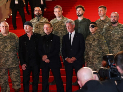 Лідер гурту U2: «Важливо нагадувати світові про щоденний героїзм українських військових»