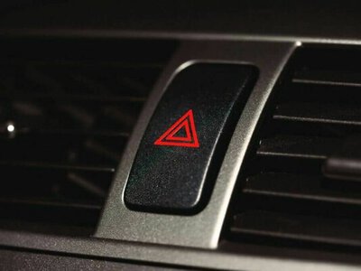 Часто водії так «дякують»: коли реально потрібно вмикати «аварійку» на авто