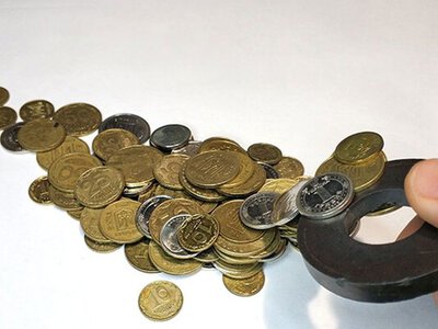 За допомогою магніту можна відрізнити дорогі копійки: деякі коштують тисячі гривень