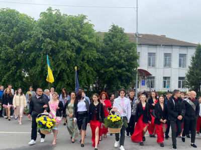 Останній дзвоник в Хмільнику закінчився покладанням квітів на Алеї пам'яті загиблих захисників України