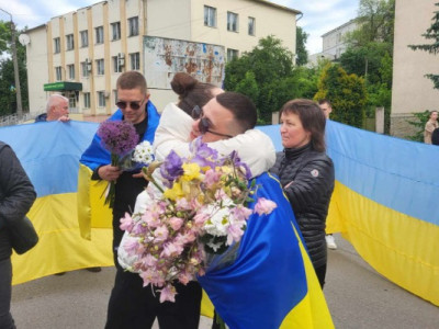 В Острозі урочисто зустріли матроса Олександра Гульчука, який повернувся з російського полону