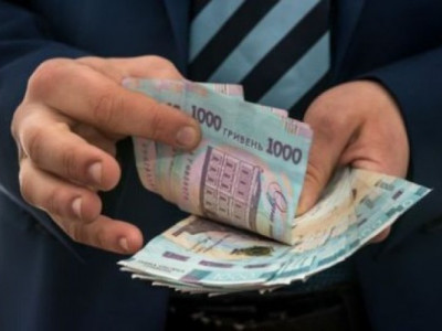 В Україні непристойно зросли зарплати чиновників