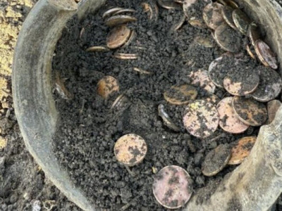 Відомий священник викопав на подвір'ї глечик зі старовинними монетами. ФОТО