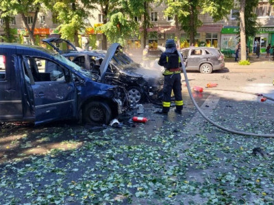 Цинічний удар росіян по центру Сум: ворог поцілив в автівки, є загиблі та багато поранених