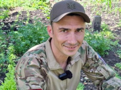 Город на передовій: командир роти з побратимами у вільний час вирощують овочі та квіти. ВІДЕО