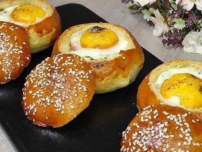 Чудовий сніданок з кишеньковими фаршированими булочками. Рецепт