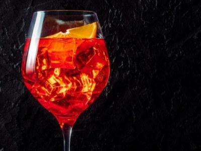 Рецепт оригінального коктейлю Aperol Spritz: барменка показала, як все відміряти пальцями