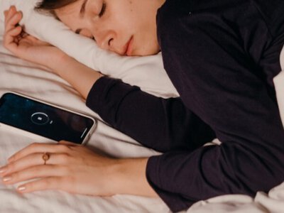 Фахівець розповів, чи безпечно спати поруч із телефоном на зарядці
