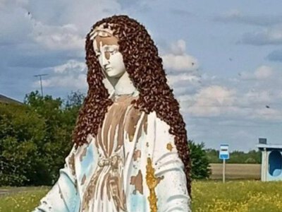 Бджоли зробили хустку на фігурі Діви Марії