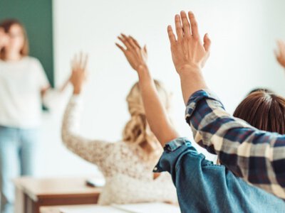 Від шкільних автобусів до укриттів: як держава інвестує в освіту