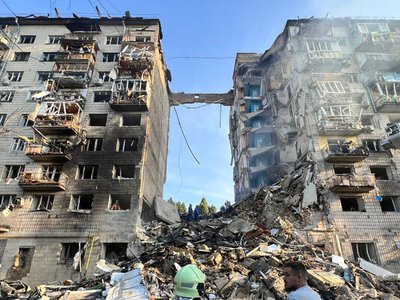 У Києві зруйновано цілий під’їзд, палають житлові будинки внаслідок нічного обстрілу росіян