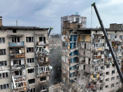 Зруйнували цілий під'їзд: під завалами можуть бути люди, кількість загиблих зростає