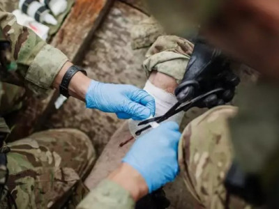 Медиків не призначатимуть на непрофільні посади у війську: у МОЗ роз'яснили указ Зеленського