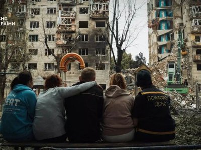 Уламки, кров і тиша: Київ лічить мертвих і сподівається на диво