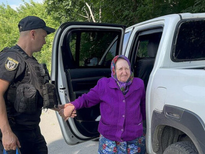 З обстрілюваного прикордонного села на Новгород-Сіверщині евакуювали трьох жінок + Відео