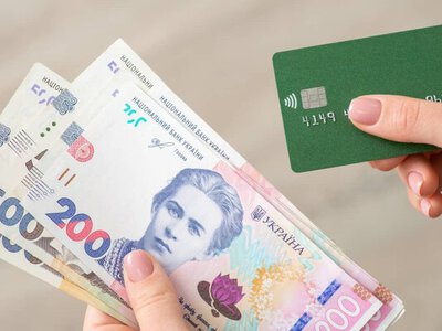 Якщо родичі надсилають гроші на картку: що зробити, щоб її не заблокував банк