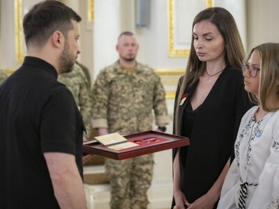 Зал підвівся стоячи: Зеленський вручив найвищу нагороду родині полеглого воїна