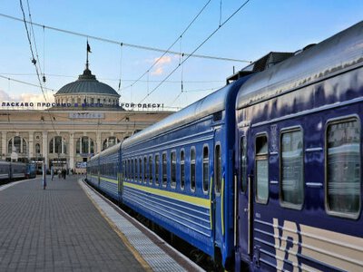 Ворожі безпілотники пошкодили залізницю Одеського вокзалу