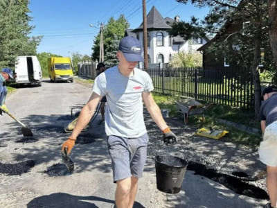 50 мішків асфальту та 66 ям: жителі Голиня продовжують власними силами латати дорогу