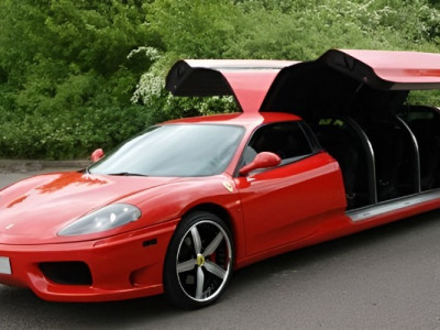 На українських вулицях помітили унікальний лімузин Ferrari (відео)
