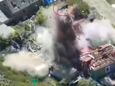 Окупант епічно летить високо над хатами, після атаки українського дрона. ВIДЕО
