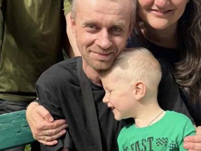 Гладив, як світлину: дворічний син вперше побачив батька, який повернувся з полону
