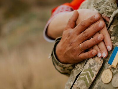 Стосунки із військовими під час війни. Чи дійсно потрібно уникати неприємних тем і говорити лише про хороше?