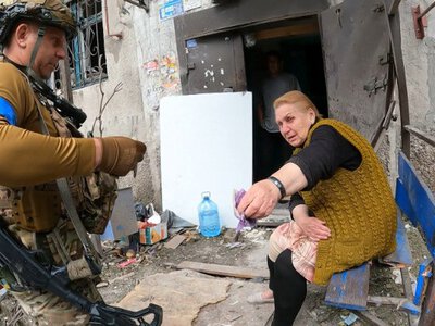 “Ждуни” в Покровську проти “Білого янгола”: минулого разу не відкрили під’їзд – тепер КАБ убив у ньому дев’ять людей. ВІДЕО