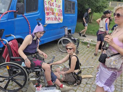 Сквотери у Празі влаштували гучну акцію біля вілли в Папіренській, яку раніше звільнила поліція