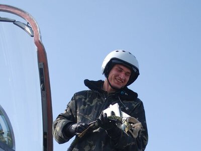 “Разом з Андрієм з першого курсу, разом навіки в небі”: мати Джуса розповіла про загиблого льотчика Максима Устименка