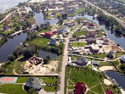 Таємниці Конча-Заспи: хто з екселіти розкупив державну базу під Києвом