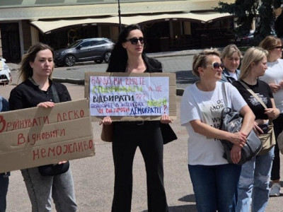 Скандал з ліцеєм у Бердичеві: мами, батьки та діти об'єдналися проти влади