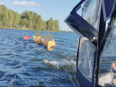 Водний патруль врятував жінку з дітьми, яких віднесло вітром на байдарках