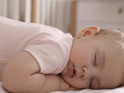 Вчені назвали позу для сну, від якої завжди болить спина