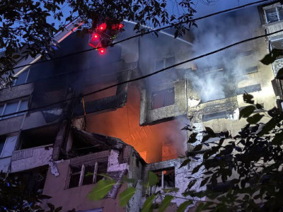 Росіяни вдарили дроном по багатоповерхівці в Одесі, а українські безпілотники атакували завод в Липецькій області