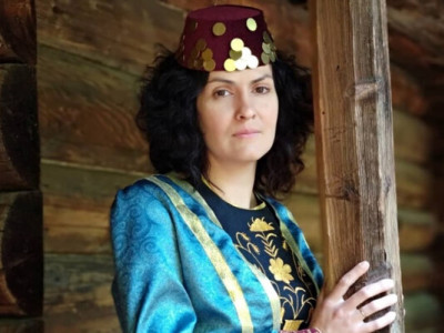 «Працюю кримською татаркою». З юристки – в майстрині кримськотатарської вишивки: історія Ельміри Катакі