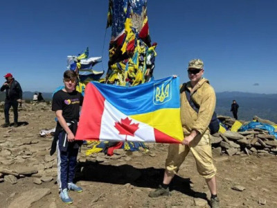15 дипломатів з ЄС і НАТО підкорили Говерлу разом з українськими військовими (Фото+відео)