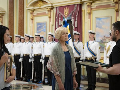 Матрос Артем Медведєв загинув через переохолодження під час форсування Дніпра в лютому 2024-го. Його “Хрест бойових заслуг” отримала мама