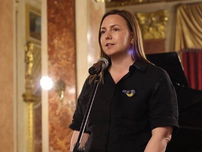 Хто з чиновників отримує зарплату більше 100 тис грн