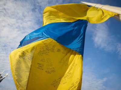 Ганебний конфлікт у Чернівцях: Державний прапор України на землі та бійка при церкві (відео)