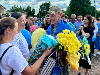Близькі зустріли Героя, який повернувся з російського полону