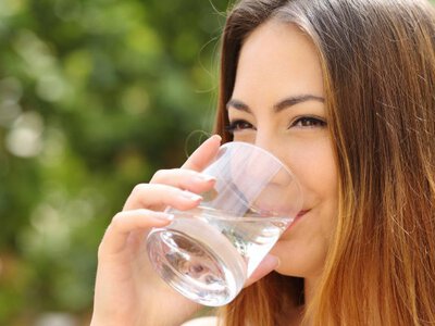 Скільки води пити, щоб мати енергію: експерти розкрили важливі нюанси