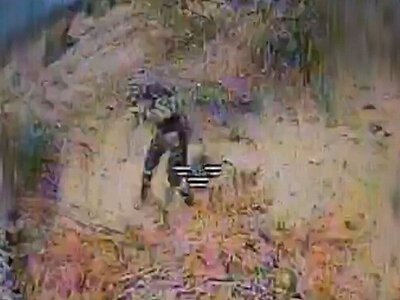 Оператор дрона-камікадзе влучає в окупанта, який виліз із укриття: Тут кумулятивно-осколочний 1,2 кілограма. Думаю йому п#зда. ВIДЕО